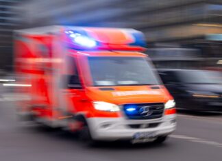Sanitäter untersuchen die Kunden und Mitarbeiter. (Symbolbild)