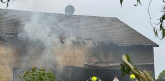 Die Feuerwehr löscht in einem Großeinsatz mit etwa 50 Kräften.