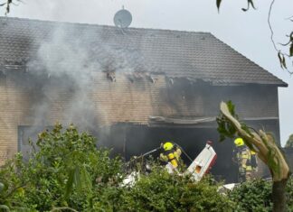 Die Feuerwehr löscht in einem Großeinsatz mit etwa 50 Kräften.