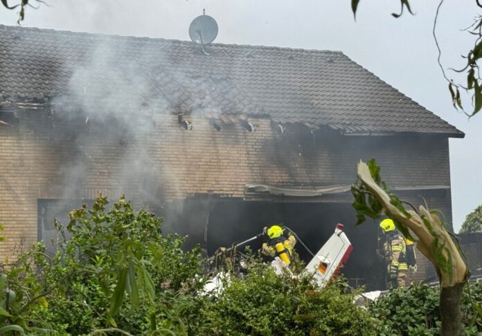 Die Feuerwehr löscht in einem Großeinsatz mit etwa 50 Kräften.