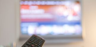 Auf dem Sofa sitzen und auf dem Fernseher herumzappen - für viele Menschen ein eingespieltes Ritual und für Vodafone jahrzehntelang ein einträgliches Geschäft.