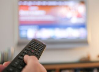 Auf dem Sofa sitzen und auf dem Fernseher herumzappen - für viele Menschen ein eingespieltes Ritual und für Vodafone jahrzehntelang ein einträgliches Geschäft.