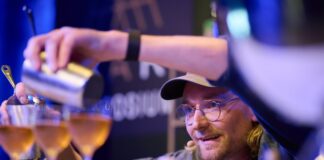 Wladimir Reichert von der erst kürzlich eröffneten Bar «Studio» in Zürich mixt seinen Gewinner-Cocktail «Unruh».