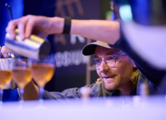 Wladimir Reichert von der erst kürzlich eröffneten Bar «Studio» in Zürich mixt seinen Gewinner-Cocktail «Unruh».