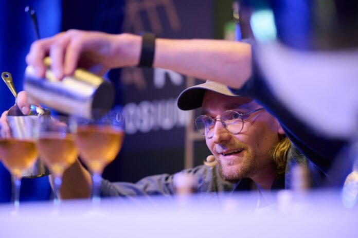 Wladimir Reichert mixt seinen Cocktail «Unruh» Wladimir Reichert von der erst kürzlich eröffneten Bar «Studio» in Zürich mixt seinen Gewinner-Cocktail «Unruh».