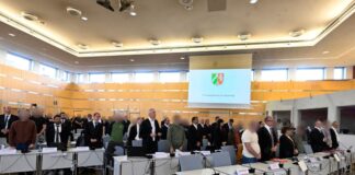 Nach der Entdeckung von zwei illegalen Zigarettenfabriken in NRW hat der Prozess gegen 19 Angeklagte begonnen.