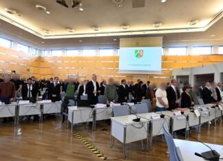 Nach der Entdeckung von zwei illegalen Zigarettenfabriken in NRW hat der Prozess gegen 19 Angeklagte begonnen.