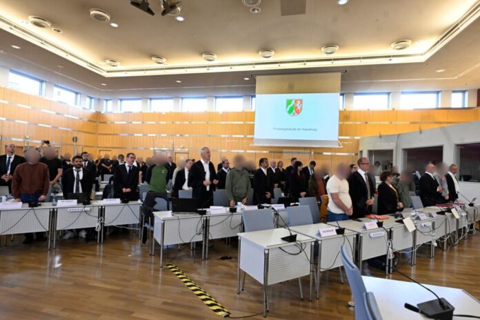 Nach der Entdeckung von zwei illegalen Zigarettenfabriken in NRW hat der Prozess gegen 19 Angeklagte begonnen.