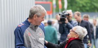 Start mit Geschenk: Friedhelm Funkel hat sein erstes Training bei seiner Rückkehr nach Köln geleitet.