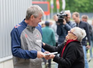 Start mit Geschenk: Friedhelm Funkel hat sein erstes Training bei seiner Rückkehr nach Köln geleitet.