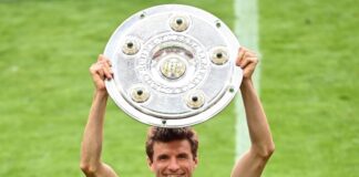 Noch einmal Jubel mit der Schale: Thomas Müller.