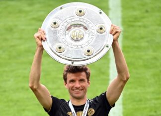 Noch einmal Jubel mit der Schale: Thomas Müller.