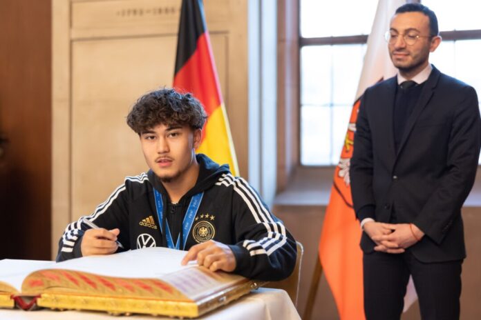 Empfang für U17-Fußballer nach der WM Justin von der Hitz hat einen neuen Club: Er spielt künftig für den 1. FC Nürnberg.