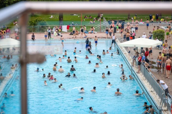 Viele Freibäder starten am 1. Mai in die neue Saison - auch das größte Freibad im Ruhrgebiet in Essen. (Archivbild)