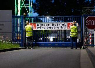 Es ist nicht zu übersehen: Die Kölner Ford-Werke werden bestreikt.