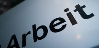 Wie finde ich den richtigen Arbeitsplatz? Die Agenturen für Arbeit - hier der Ausschnitt eines Schildes - sollen dabei helfen.