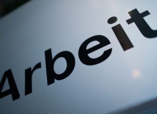 Wie finde ich den richtigen Arbeitsplatz? Die Agenturen für Arbeit - hier der Ausschnitt eines Schildes - sollen dabei helfen.