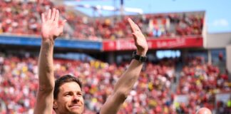 Xabi Alonso wird trotz einer Niederlage im letzten Heimspiel von den Fans gefeiert.
