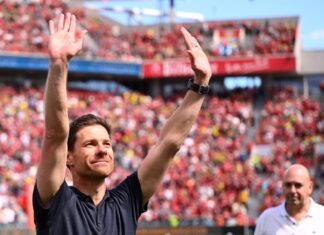 Xabi Alonso wird trotz einer Niederlage im letzten Heimspiel von den Fans gefeiert.