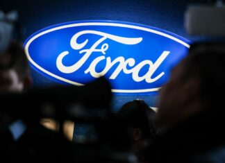 Das Ford-Logo im strahlenden Blau - wie geht es weiter mit dem Autobauer in Deutschland? (Archivbild)