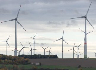 1000 neue Windräder wollte die schwarz-grüne Landesregierung bis 2027 ermöglichen - und sieht sich auf gutem Weg dorthin. (Symbolbild)
