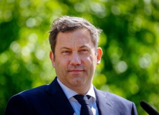 Beim Landesparteitag der nordrhein-westfälischen SPD wartet eine Herausforderung auf Bundesparteichef Lars Klingbeil: Die Basis will auch über Fehler diskutieren. 