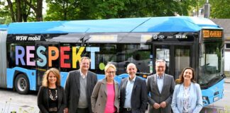 Die WSW präsentieren ihren neuen RESPEKT.-Bus, von links: Sandra Warren (Gleichstellungsbeauftragte), Peter Storch (Vorstandsmitglied WSW Energie & Wasser AG), Sabine Schnake (Mitglied der Geschäftsführung WSW mobil GmbH), Arbeitsdirektor Markus Schlomski, Vorstandsvorsitzender Markus Hilkenbach, Borislava Paunova (Gleichstellungsbeauftragte). Foto: Bettina Osswald