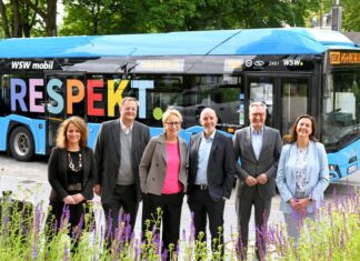 Die WSW präsentieren ihren neuen RESPEKT.-Bus, von links: Sandra Warren (Gleichstellungsbeauftragte), Peter Storch (Vorstandsmitglied WSW Energie & Wasser AG), Sabine Schnake (Mitglied der Geschäftsführung WSW mobil GmbH), Arbeitsdirektor Markus Schlomski, Vorstandsvorsitzender Markus Hilkenbach, Borislava Paunova (Gleichstellungsbeauftragte). Foto: Bettina Osswald