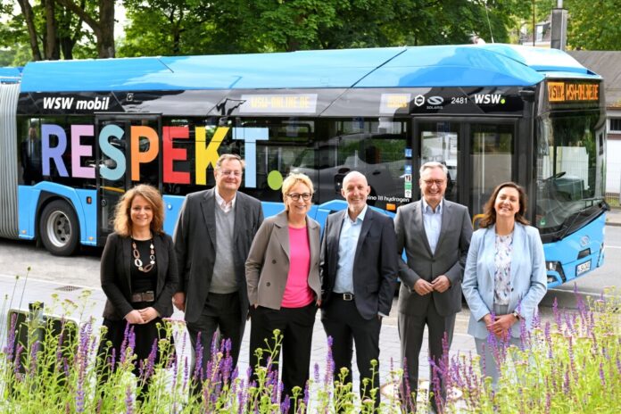 Die WSW präsentieren ihren neuen RESPEKT.-Bus, von links: Sandra Warren (Gleichstellungsbeauftragte), Peter Storch (Vorstandsmitglied WSW Energie & Wasser AG), Sabine Schnake (Mitglied der Geschäftsführung WSW mobil GmbH), Arbeitsdirektor Markus Schlomski, Vorstandsvorsitzender Markus Hilkenbach, Borislava Paunova (Gleichstellungsbeauftragte). Foto: Bettina Osswald Die WSW präsentieren ihren neuen RESPEKT.-Bus, von links: Sandra Warren (Gleichstellungsbeauftragte), Peter Storch (Vorstandsmitglied WSW Energie & Wasser AG), Sabine Schnake (Mitglied der Geschäftsführung WSW mobil GmbH), Arbeitsdirektor Markus Schlomski, Vorstandsvorsitzender Markus Hilkenbach, Borislava Paunova (Gleichstellungsbeauftragte). Foto: Bettina Osswald