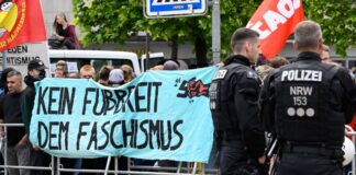 In der Bielefelder Innenstadt treffen Anhänger der rechtsextremen Szene und Antifaschisten aufeinander.