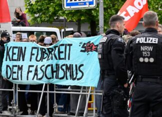 In der Bielefelder Innenstadt treffen Anhänger der rechtsextremen Szene und Antifaschisten aufeinander.