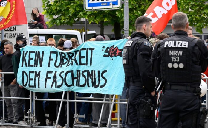 In der Bielefelder Innenstadt treffen Anhänger der rechtsextremen Szene und Antifaschisten aufeinander.