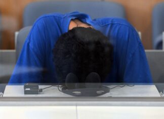 Der Angeklagte verfolgt den Prozess gegen ihn mit gesenktem Kopf.