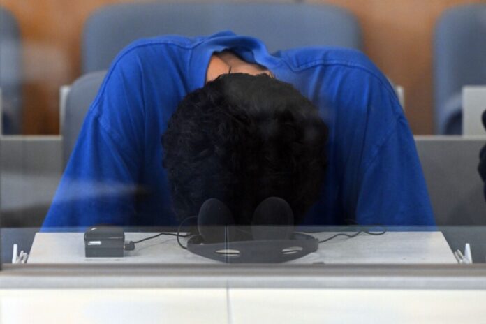 Der Angeklagte verfolgt den Prozess gegen ihn mit gesenktem Kopf.