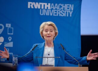 Die künftige Karlspreisträgerin Ursula von der Leyen besucht die Rheinisch-Westfälische Technische Hochschule Aachen und spricht vor Studierenden. Die EU-Kommissionspräsidentin erhält am Donnerstag in Aachen den Internationalen Karlspreis.