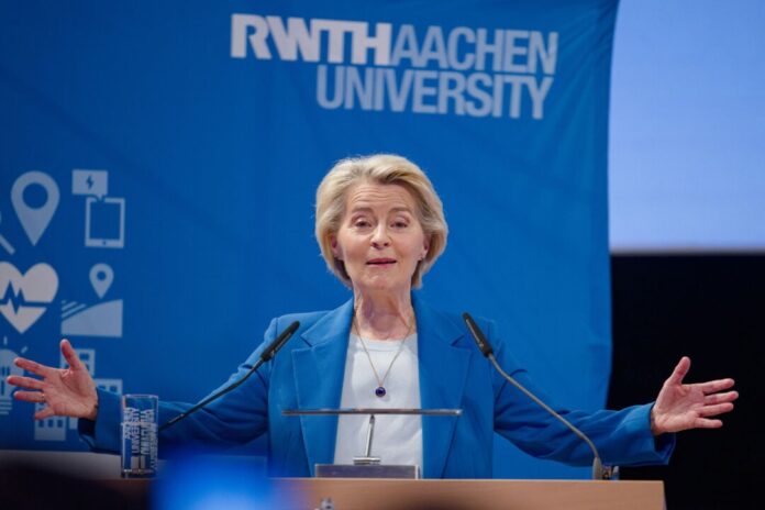 Die künftige Karlspreisträgerin Ursula von der Leyen besucht die Rheinisch-Westfälische Technische Hochschule Aachen und spricht vor Studierenden. Die EU-Kommissionspräsidentin erhält am Donnerstag in Aachen den Internationalen Karlspreis.