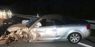 Ein durch einen Unfall stark beschädigter Pkw steht auf einer Landstraße. Der genaue Unfallhergang ist noch Gegenstand polizeilicher Ermittlungen.