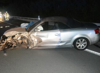 Ein durch einen Unfall stark beschädigter Pkw steht auf einer Landstraße. Der genaue Unfallhergang ist noch Gegenstand polizeilicher Ermittlungen.