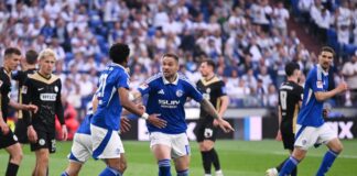 Profi-Comeback am letzten Spieltag: Der ehemalige Bundesliga-Stürmer Pierre-Michel Lasogga (M), der mittlerweile normalerweise für Schalke II in der Regionalliga spielt, wurde von den Schalker Fans gefeiert.