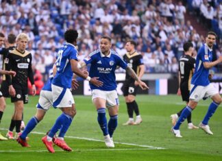 Profi-Comeback am letzten Spieltag: Der ehemalige Bundesliga-Stürmer Pierre-Michel Lasogga (M), der mittlerweile normalerweise für Schalke II in der Regionalliga spielt, wurde von den Schalker Fans gefeiert.
