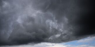 Im Norden NRWs können am Freitag Gewitter für Sturmböen und Starkregen sorgen. (Archivbild)