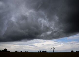 Im Norden NRWs können am Freitag Gewitter für Sturmböen und Starkregen sorgen. (Archivbild)