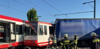 Ein Dutzend Menschen wurden laut Polizei bei dem Unfall in Dortmund verletzt.