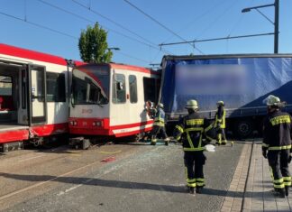 Ein Dutzend Menschen wurden laut Polizei bei dem Unfall in Dortmund verletzt.