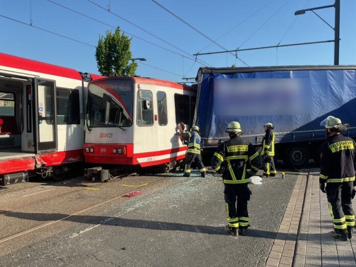 Ein Dutzend Menschen wurden laut Polizei bei dem Unfall in Dortmund verletzt.