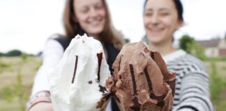 Die zwei Freundinnen Sophie und Amina essen in Düsseldorf ein Eis. Noch bis Mittwoch dürfte sich das Wetter für dieses Vergnügen halten. Dann wird es ungemütlicher. 