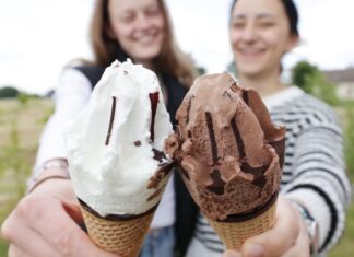 Die zwei Freundinnen Sophie und Amina essen in Düsseldorf ein Eis. Noch bis Mittwoch dürfte sich das Wetter für dieses Vergnügen halten. Dann wird es ungemütlicher. 