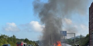 Auf der Autobahn 33 bei Bielefeld löscht die Feuerwehr einen brennenden Lastwagen. Nach Stunden ist jetzt eine Fahrspur für den Verkehr nach Aufräumarbeiten wieder freigegeben worden. 