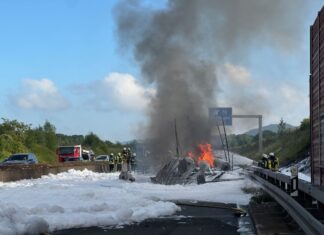 Auf der Autobahn 33 bei Bielefeld löscht die Feuerwehr einen brennenden Lastwagen. Nach Stunden ist jetzt eine Fahrspur für den Verkehr nach Aufräumarbeiten wieder freigegeben worden. 