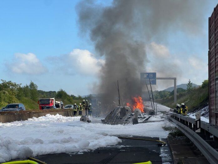 Feuerwehr löscht Lastwagen auf Autobahn Auf der Autobahn 33 bei Bielefeld löscht die Feuerwehr einen brennenden Lastwagen. Nach Stunden ist jetzt eine Fahrspur für den Verkehr nach Aufräumarbeiten wieder freigegeben worden.